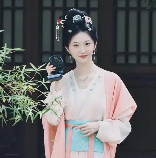 《似锦》,新角色路透流出后也让人眼前一亮,穿着一身粉色古装的景甜