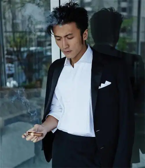 资产上亿的明星谢霆锋抽雪茄孙红雷抽555而他抽4块钱的烟