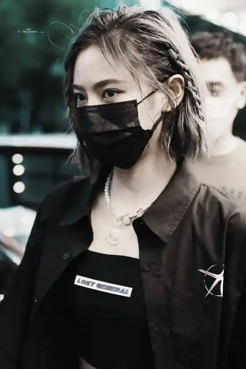 每刻美丨郑希怡脏辫打碟超酷!2020夏季三大发型时尚必须get!