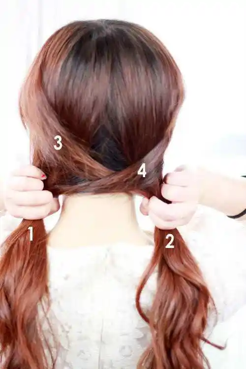 的场所  一最先 的时刻  把头发扎成一位 高高的单马尾,然后  用橡皮