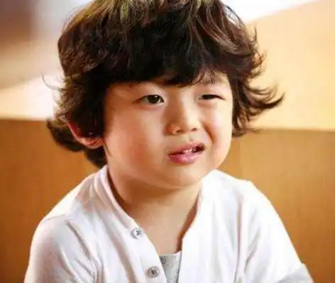 还记得一笑成名韩国男孩吗当初承包所有头像长大撞脸李现