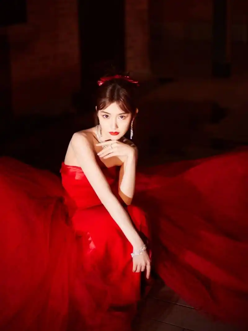 毛晓彤穿红色抹胸礼服裙,展露白皙的香肩