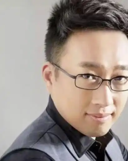 很多人都知道邱泽是当红小花唐嫣的前男友,并且对唐嫣造成了巨大的