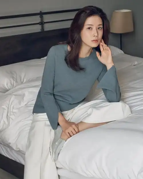 李宝英优雅知性写真图片