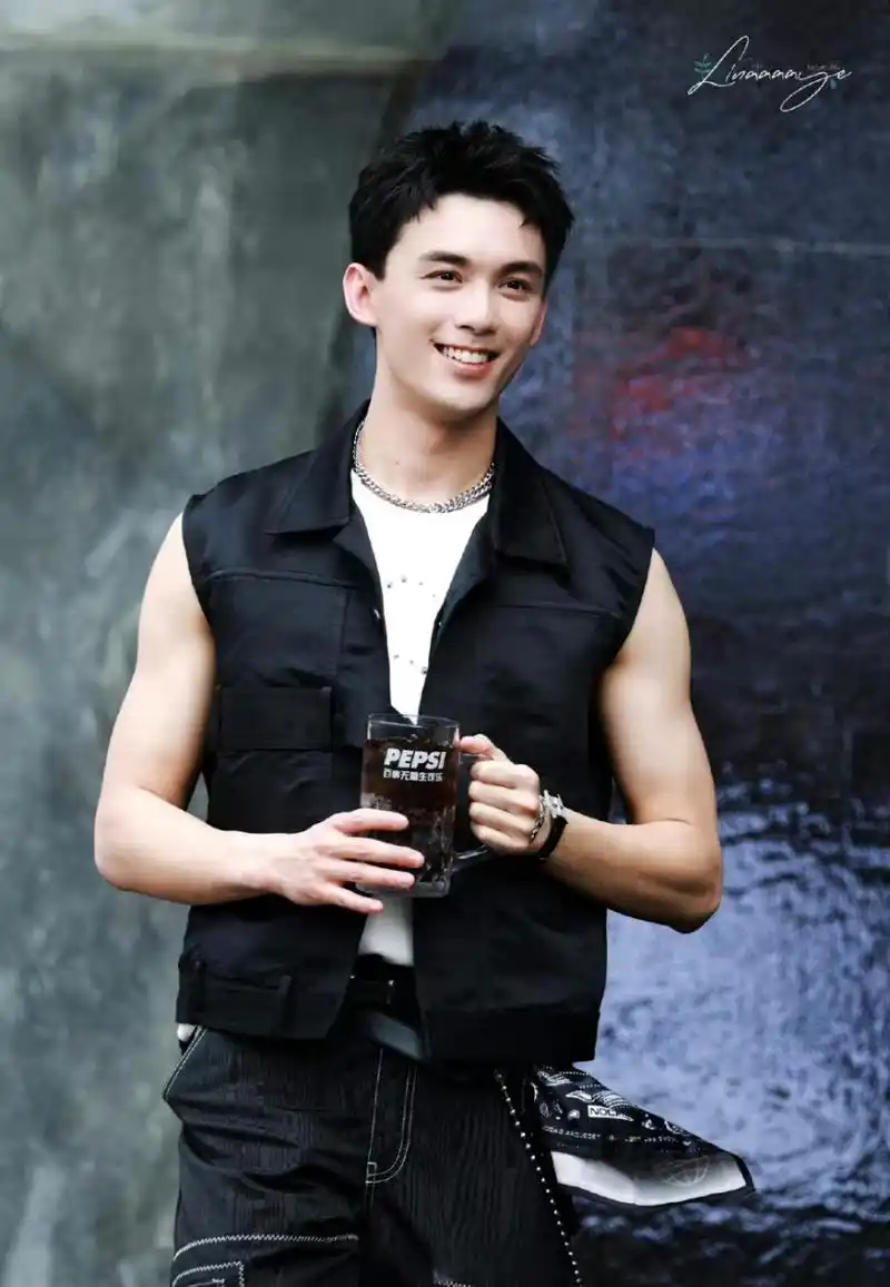 吴磊,王鹤棣品牌活动现场图96 他们这肌肉真的看出来在好好健身了