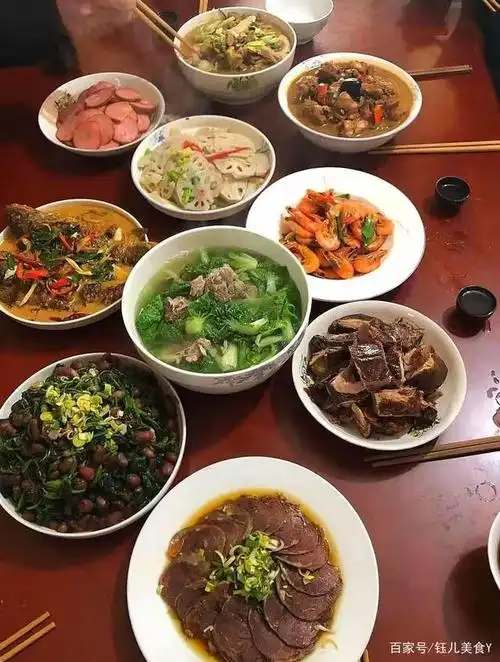 回婆家过年,弟媳妇做了一桌接地气的饭菜,网友:这才是家的味道