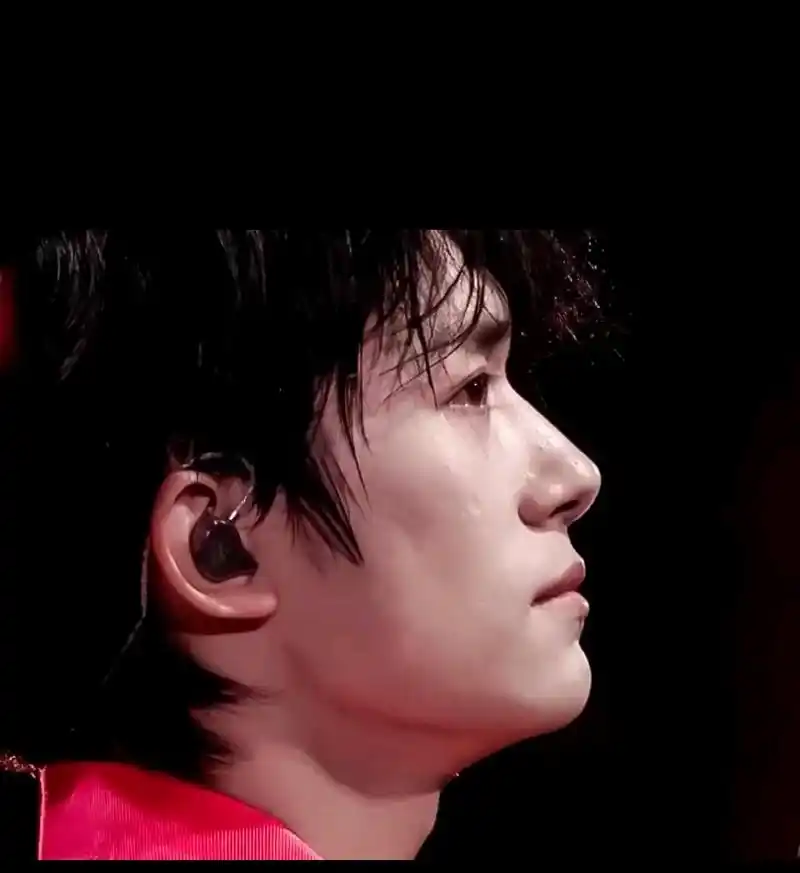 胖虎猜想易烊千玺憋泪心情,这下全世界都知道千玺流泪了