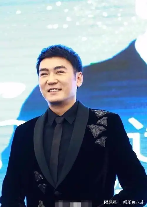 网友偶遇小李飞刀焦恩俊蹲地铁被赞真接地气