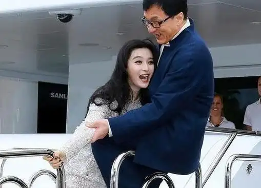 范冰冰历年合照曝光,与成龙亲密互动引发热议