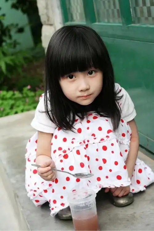 超萌超可爱的小女孩,看了让你回到童年!