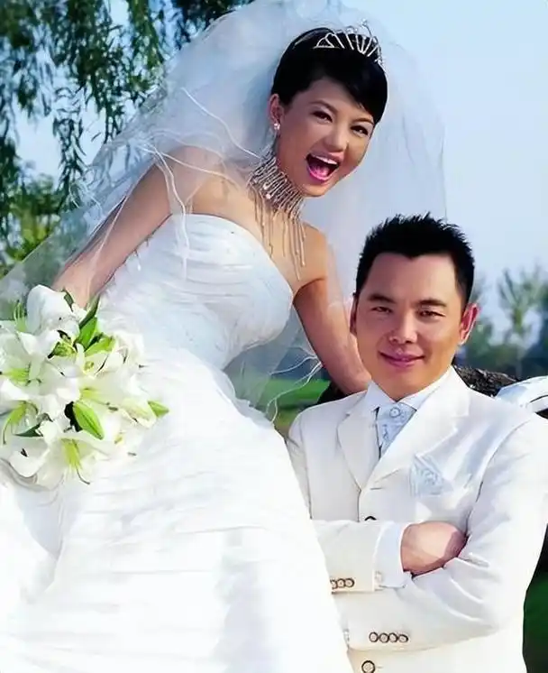 据传李湘身家已达五千亿,别人都是嫁豪门,而李湘自己就是豪门