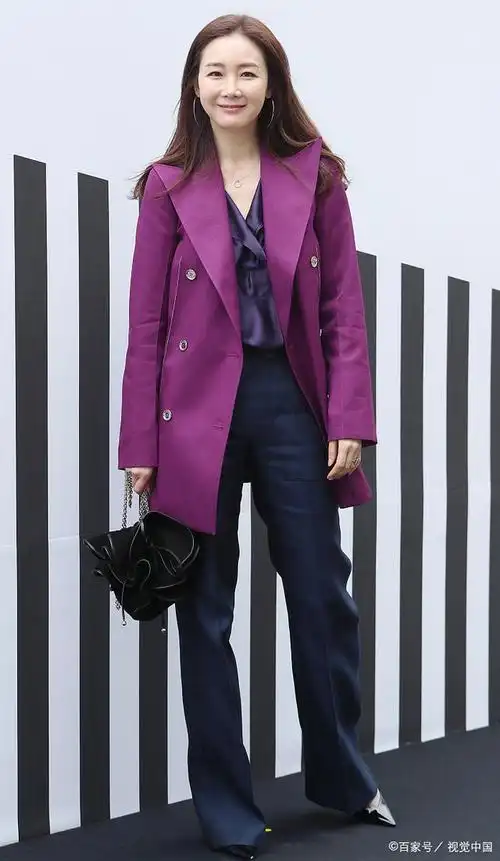 大家好,在众多颜色中,紫色给人一种高贵,优雅的感觉,因此搭配裤子时也