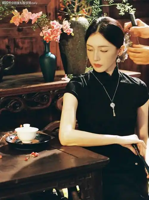 被江疏影的2套旗袍穿搭拿捏了!粉色温润如玉,黑色似暗夜牡丹