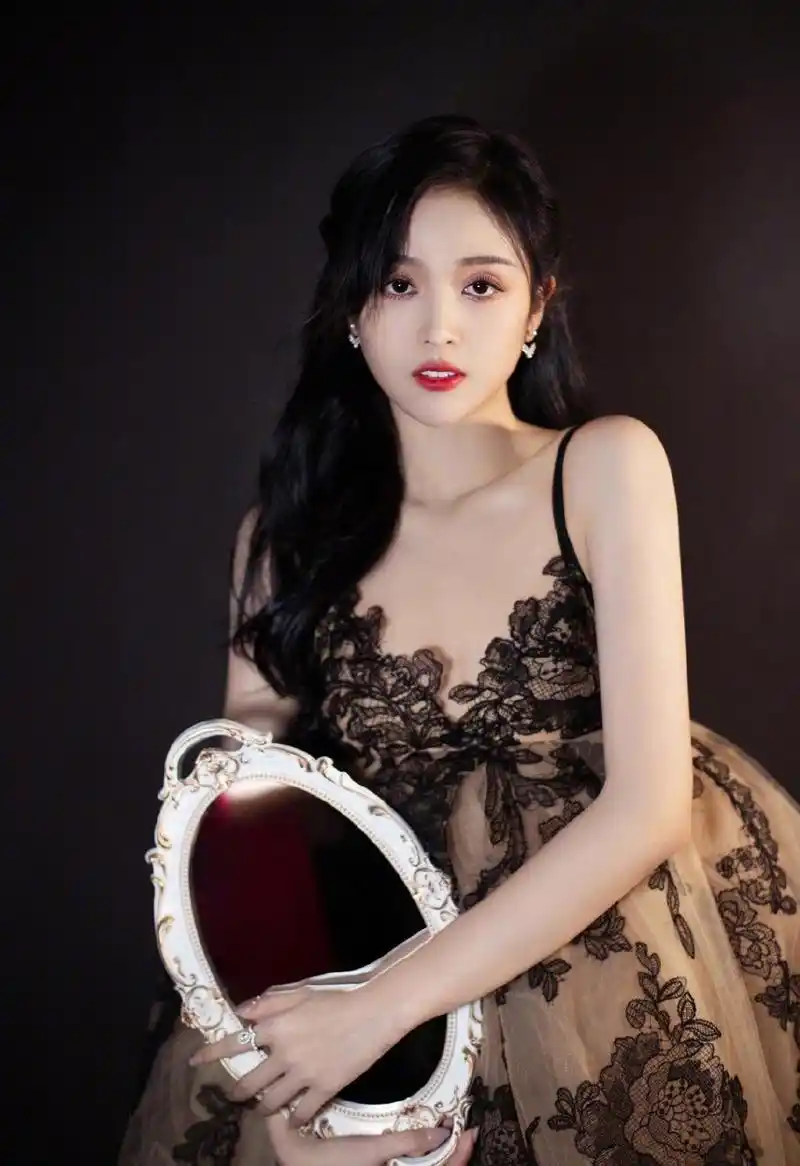原创吴宣仪才是真公主穿黑色蕾丝裙惊艳众人高贵气息挡都挡不住
