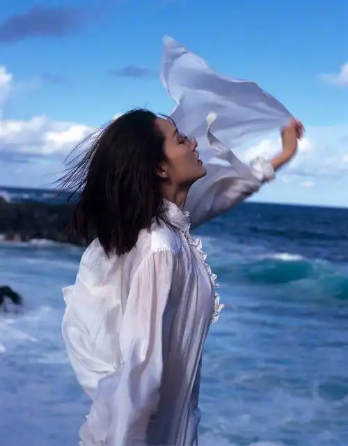 李沁赤足白裙海边唯美写真图片