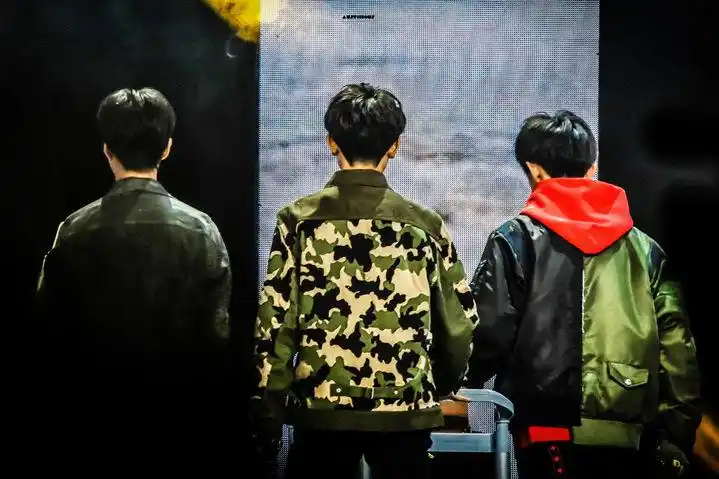 [tfboys][新闻]170806 四年背影杀 我们还可以看多少年?