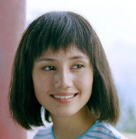 有网友曝光了一组袁泉年轻时候的照片,即使没有修图,颜值依旧十分能扛