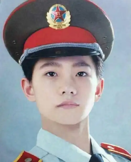 先说杨洋,杨洋本身就是军人出身,毕业于解放军艺术学院舞蹈系的杨洋用