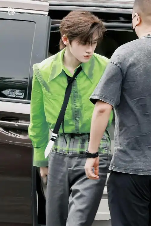 宋亚轩荧光绿衬衣#这肩膀,这大长腿,宋亚轩天生衣服架子!身材绝咀子