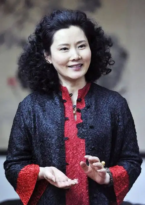 何赛飞美得真高调,一袭玫红旗袍穿出"贵妇感",57岁气质真好