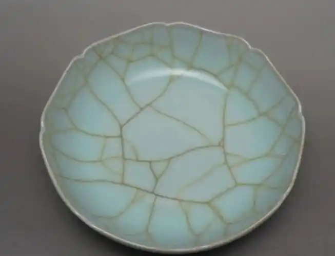 p>"冰裂纹瓷"是南宋官窑的极品,青釉层上,白色裂纹层层叠叠,清晰可见