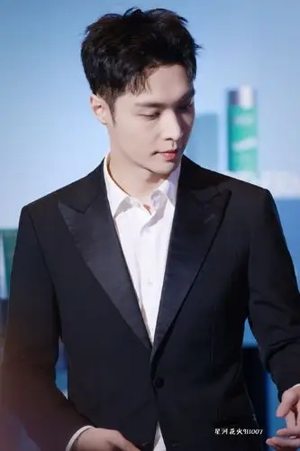 张艺兴今日活动饭拍,一身黑色西装绅士儒雅,清爽帅气,手举酒杯,旗下