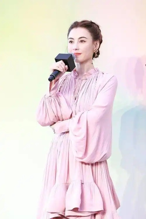 张柏芝这骨相太抗老!褶皱裙"前短后长"太惊艳,美如人间仙子