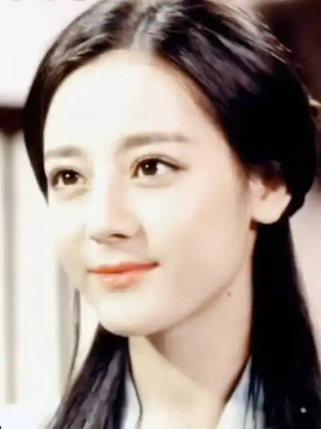 迪丽热巴弹钢琴旧照