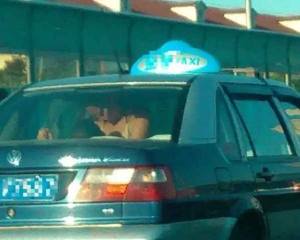 上海一对男女出租车内车震 周围司机停车围观