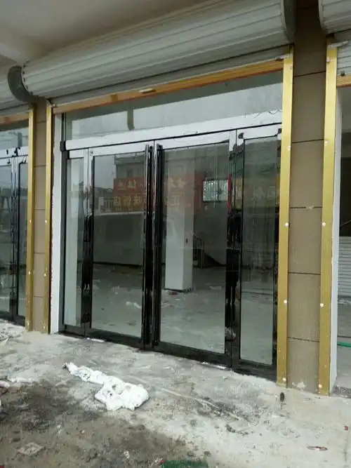 已安装完成的商铺玻璃门