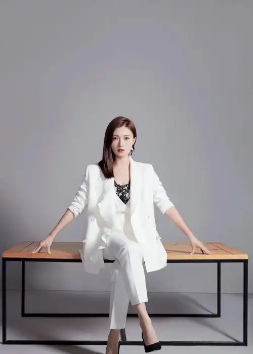 演员傅晶最新一组写真十分吸睛.