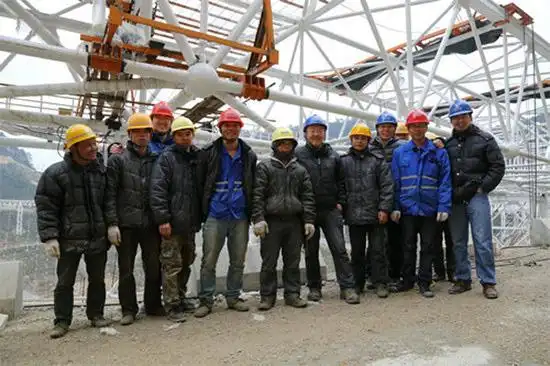 南仁东(右五)和工程人员,施工工人合影留念