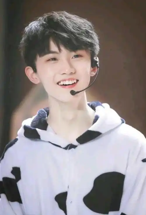 当时的马嘉祺还是一脸稚嫩的小朋友,笑起来两个眼睛弯弯的.