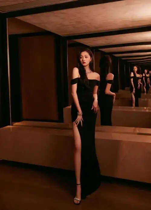 国民女神关晓彤黑色一字肩长裙大片展现修长美腿之美,惊艳全网