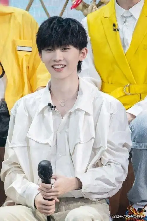 马嘉祺夏日少年派最新剧照出炉,穿搭清爽帅气,久违的笑容好治愈