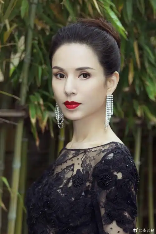 姑姑依旧美李若彤穿黑色透视裙大秀身材