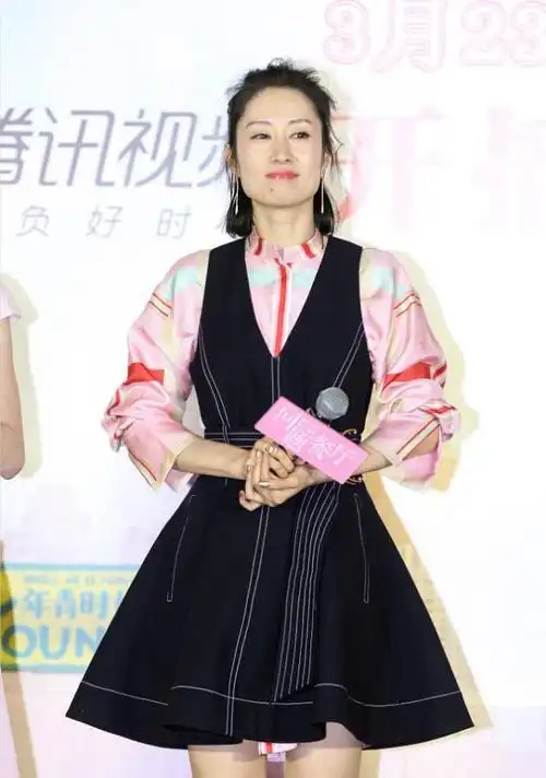 刘敏涛还把自己当小年轻,都45岁了仍学00后穿粉衬衫,很有少女感|长裙