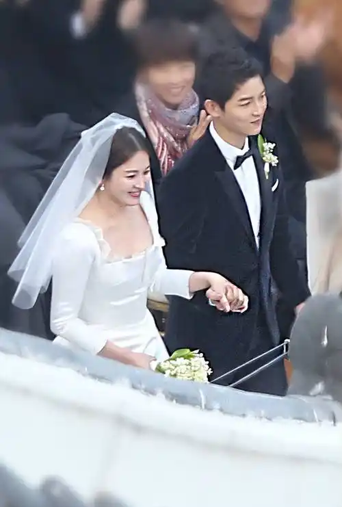 当宋仲基在婚礼现场掀,不断给宋慧乔揉搓双手怕她冷的那一刹,被很多人