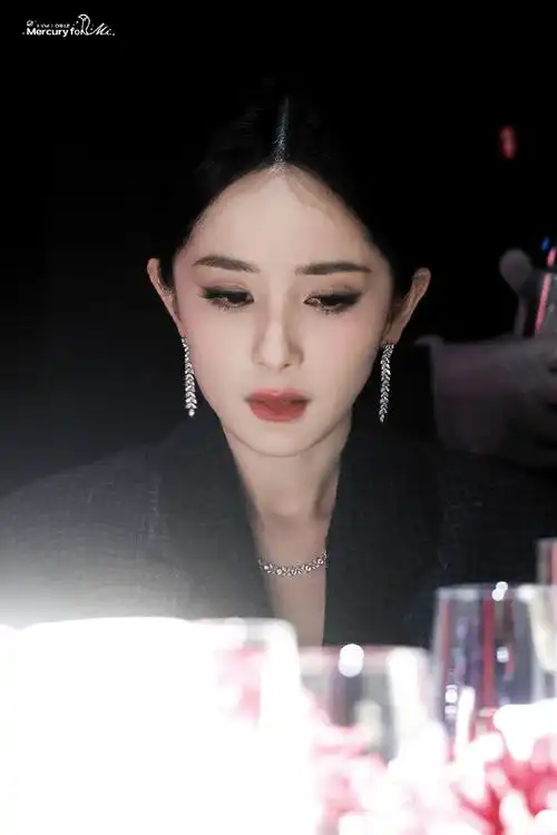 杨幂##w年度盛典红毯##杨幂泼墨妆##杨幂西装杀伤力