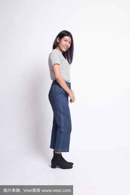 全身侧面的美丽年轻亚洲女人.