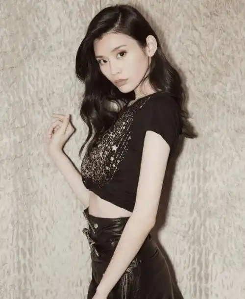 奚梦瑶,仅5个月就瘦成"纸片人",何鸿燊儿子可要长心了_状态_身材_裙装