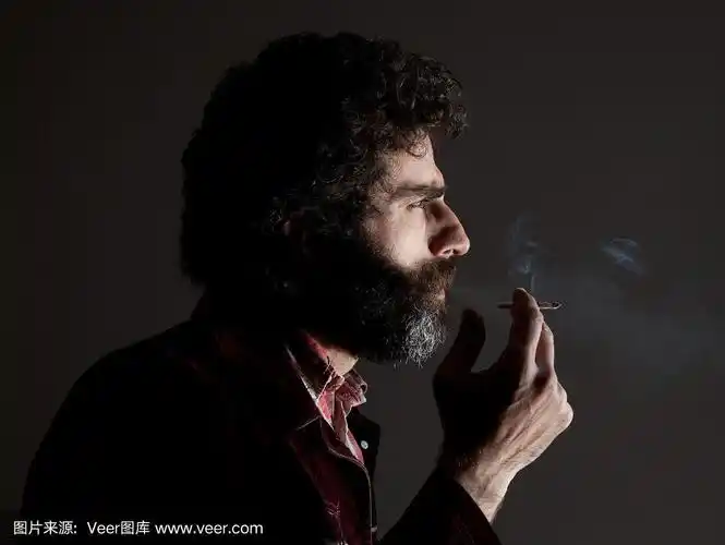 黑暗中吸烟男子的肖像