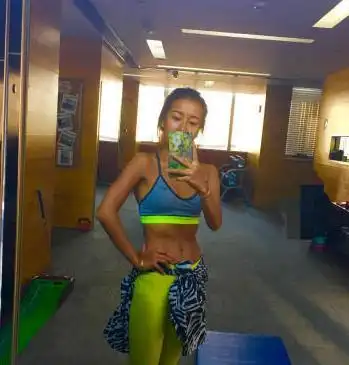 小麦色和腹肌更配哦!吉克隽逸分享健身照(图)