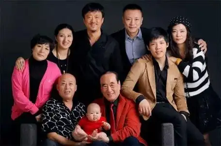 庞学勤与庞好,庞越两个已成家儿子的全家福