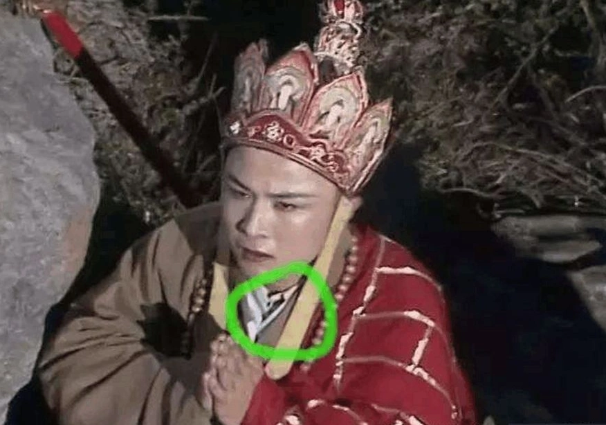 搞笑穿帮镜头:胡歌身后的电灯泡,唐僧穿衬衣,就服最后一个!