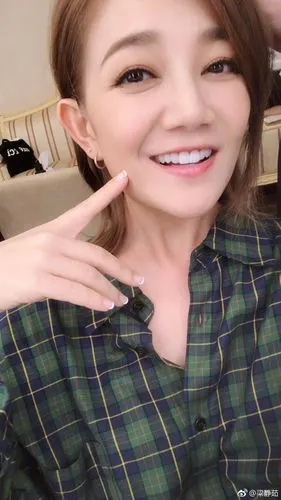 40岁梁静茹晒自拍,瓜子脸认不出,粉丝表示:瘦成陌生人啊