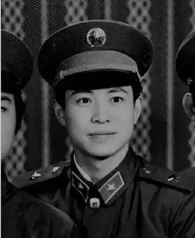 爸爸的黑白照片:拍摄于八十年代,精神小伙很帅气|证件照|屠洪刚|肖像