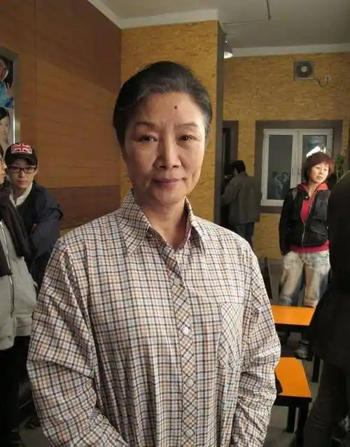 吕中:23岁嫁人,与丈夫恩爱53年难舍难分,一双儿女是她的骄傲_陆忠