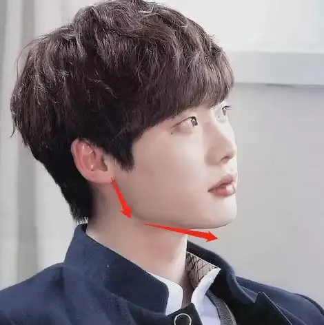 咬肌下去脸小之后,天生较突颧弓显现出来,上窄下窄,有时会显得菱形脸