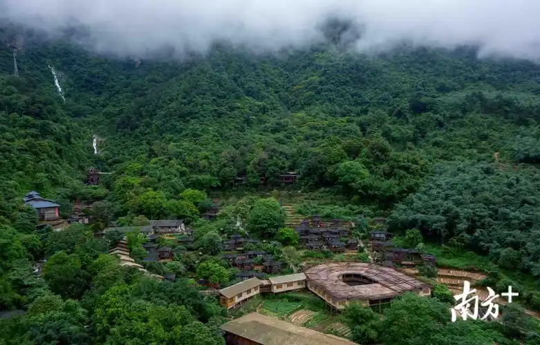 九州驿站·英德天门沟景区地处石牯塘镇八宝山(古称尧山),属于355万